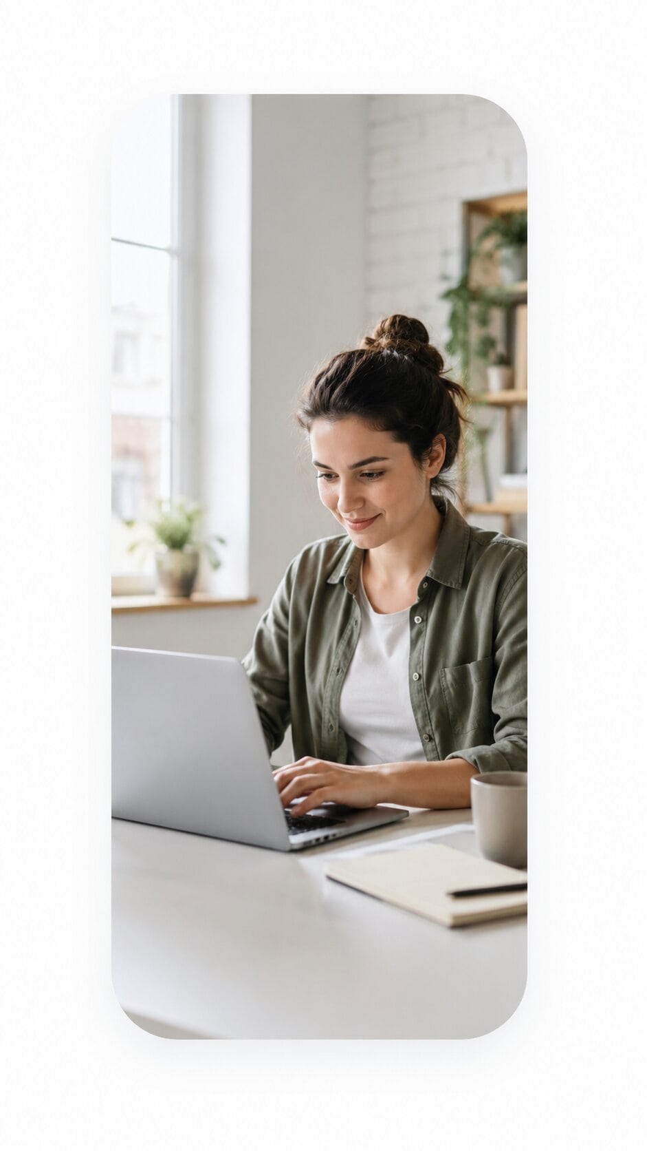Teilnehmerin am Laptop beim Online-Kurs